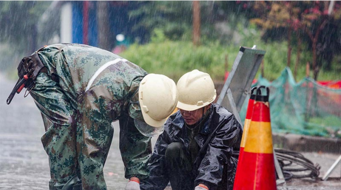 暴雨中電網改造