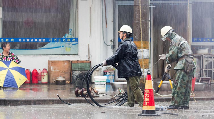 暴雨中電網改造