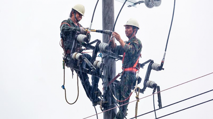 暴雨中電網改造