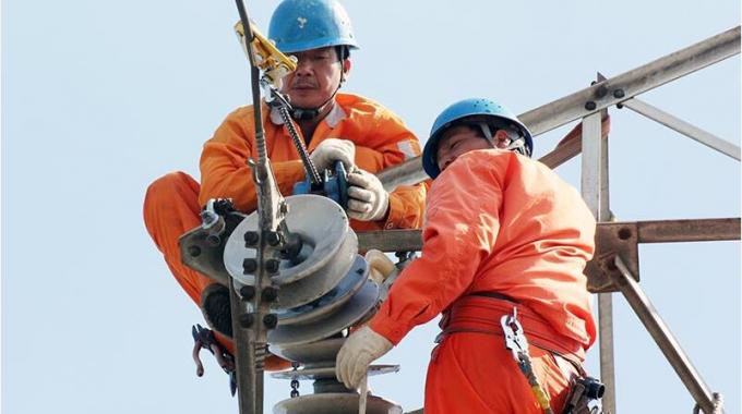 檢修線路 保證電網安全運行