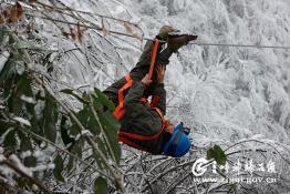 雪地里的電力維修