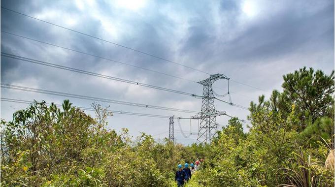 等電位帶電作業(yè) 消除500千伏輸電線路缺陷