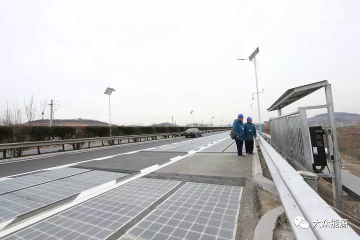 漲知識(shí)！高速公路上汽車怎么邊跑邊？