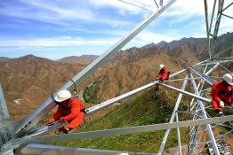 高山大嶺間建設特高壓鐵塔