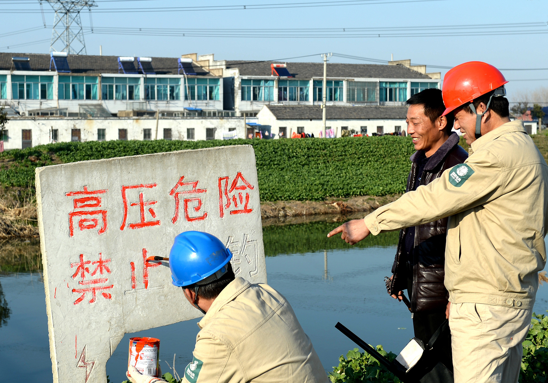 黨員服務隊丨建湖供電修復線下禁釣警示牌