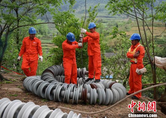 圖為電力工人首次在特高壓復奉線重慶段開展整串絕緣子串更換工作。　周毅 攝