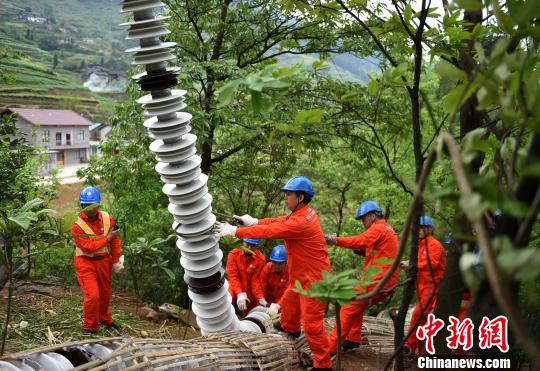 圖為電力工人首次在特高壓復奉線重慶段開展整串絕緣子串更換工作。　周毅 攝