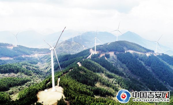 華能靈華山風力發電場風力發電機矗立在群山之中