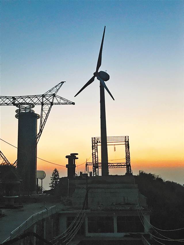 風雨交加的夜晚 我跟蔣教授爬上34米高的風力發電機