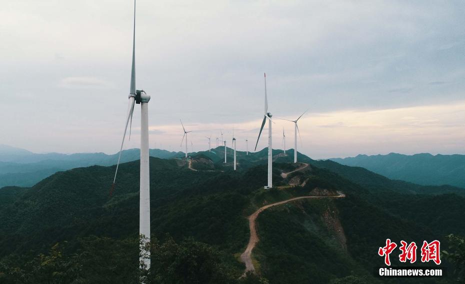 航拍江西泰和高山風電項目 風機矗立山脈如巨型"風車"