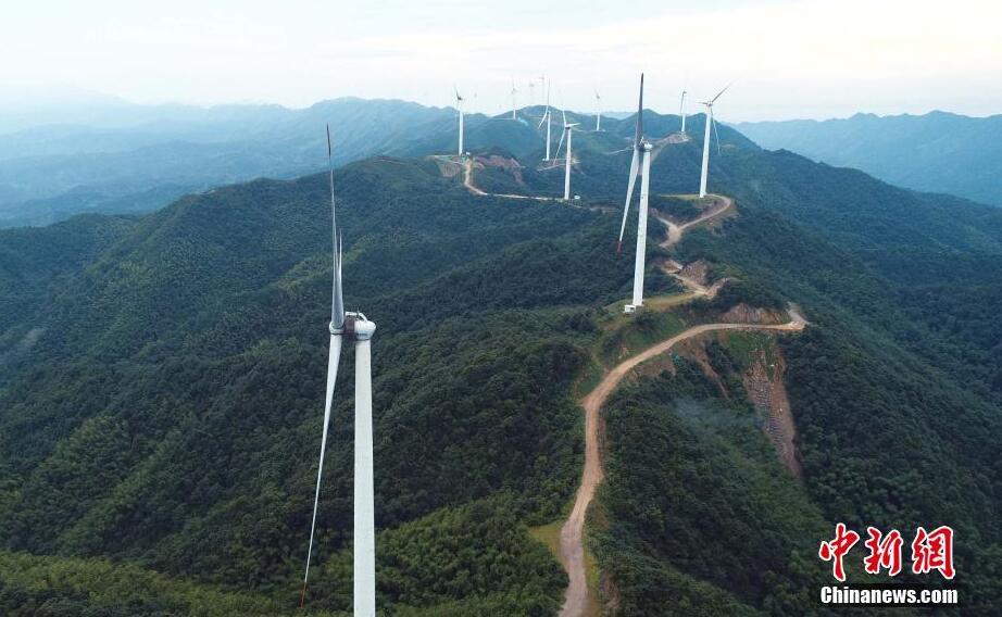 航拍江西泰和高山風電項目 巨型“風車”矗立山脈