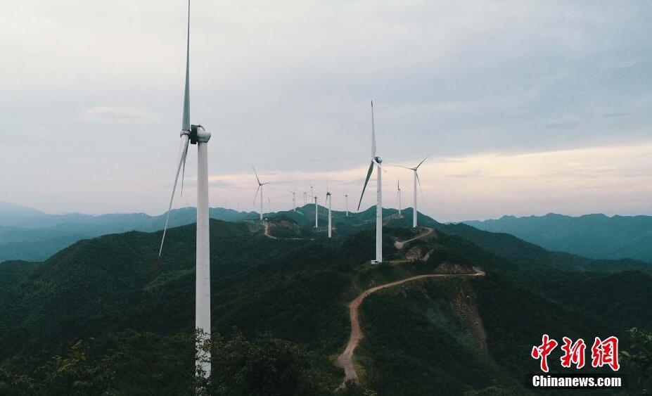 航拍江西泰和高山風電項目 巨型“風車”矗立山脈