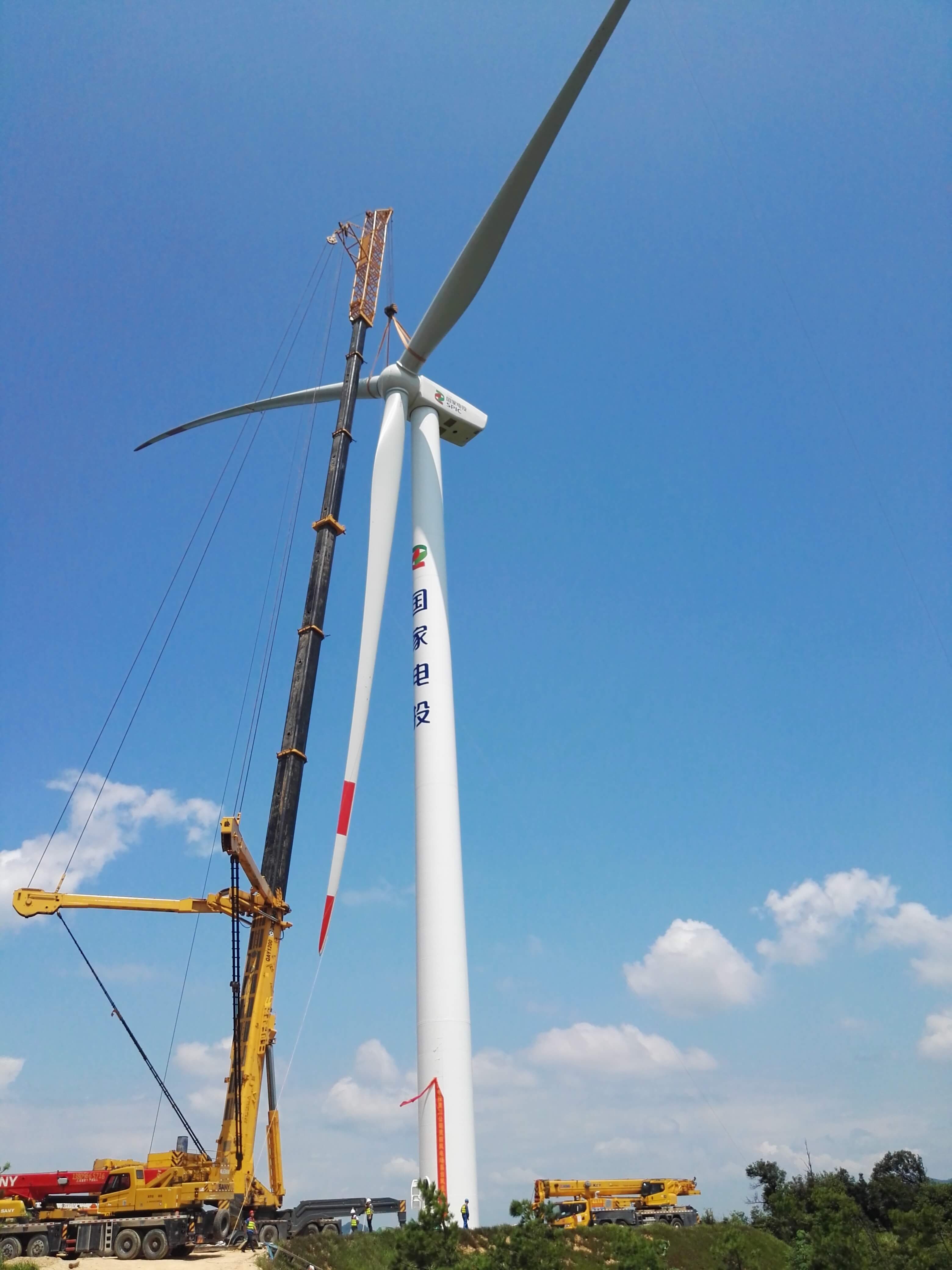 靈川縣靈田風電場首臺機組吊裝完成